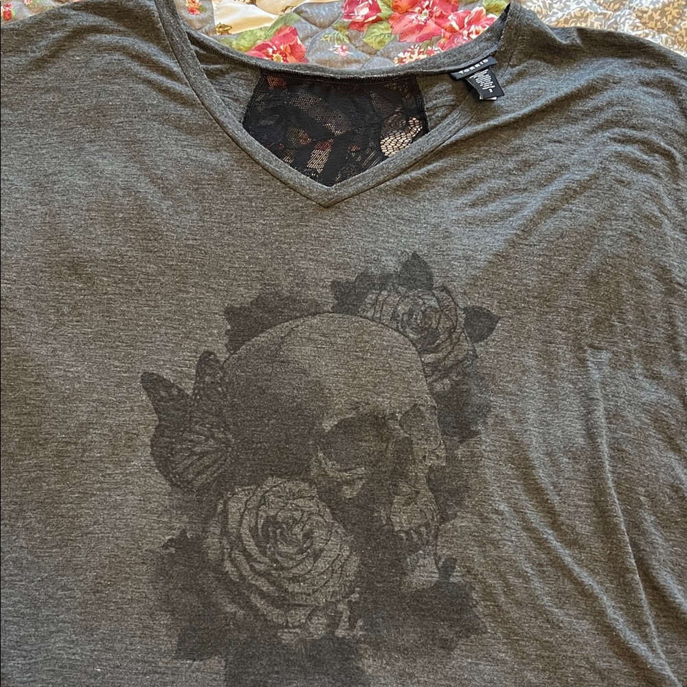 SOLD! Gray Skull and Roses Graphic Tee